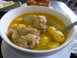 Sopa de pollo con bori bori